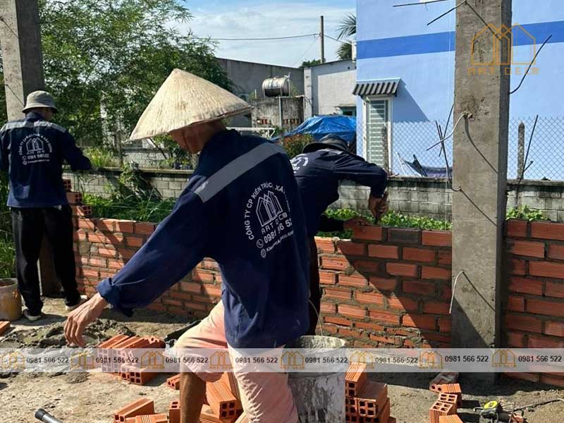 Đội thợ xây chuyên nghiệp đảm bảo dịch vụ cải tạo nhà trọn gói hoàn thành đúng tiến độ