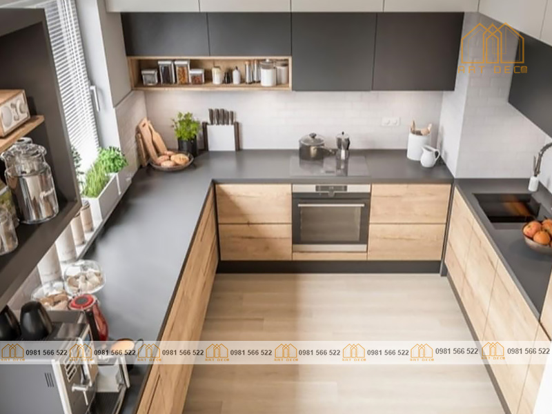 Bếp hình chữ U với thiết kế bao phủ tường tiện ích